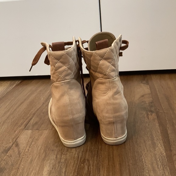 Tan boots with heels inside - Picture 3 of 4